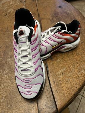 Nike Air Max Plus (DZ3671-100) size 8.5 men’s/ 10 women’s